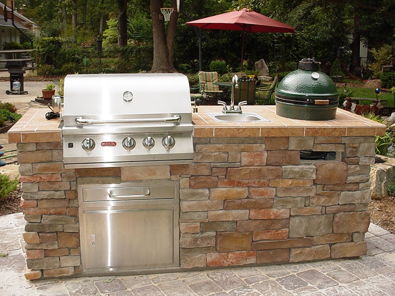 Built-in Bull grill and Big Green Egg smoker on patio in Charlotte, North Carolina