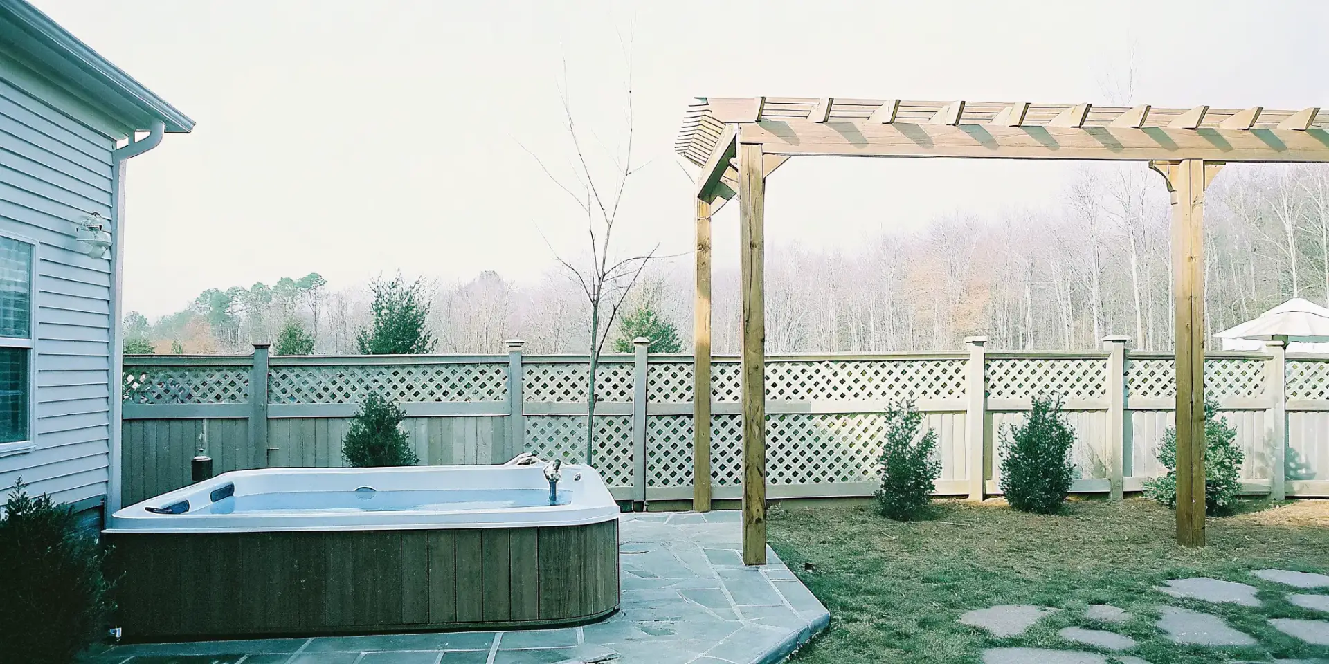 Hot tub deck privacy ideas with pergola and screens